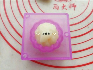 9、冰皮月饼,阳晨和果子模具，我要说的是它还有一点好处，就是上面有三个定位的插槽，这个设计在使用的时候特别方便。点个赞！