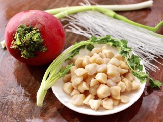1、扇贝丁炖水萝卜,首先备齐所有的食材，新鲜扇贝丁提前拿出来解冻。