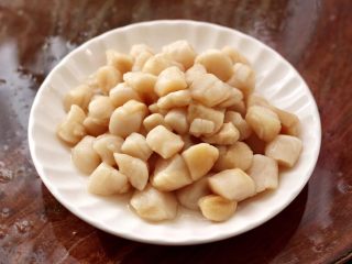 3、扇贝丁炖水萝卜,扇贝丁洗净后，用料酒抓匀腌制10分钟。