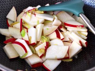 5、扇贝丁炖水萝卜,这个时候加入水萝卜片，大火快速翻炒均匀。