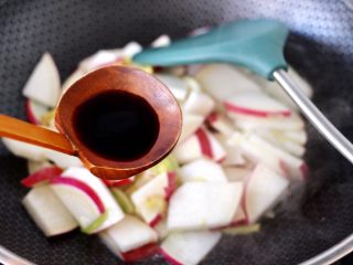 6、扇贝丁炖水萝卜,加入生抽调味调色。