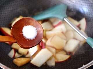 7、扇贝丁炖水萝卜,再根据个人口味，加入适量的盐调味。