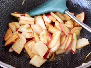 8、扇贝丁炖水萝卜,大火继续翻炒至水萝卜变软的时候。