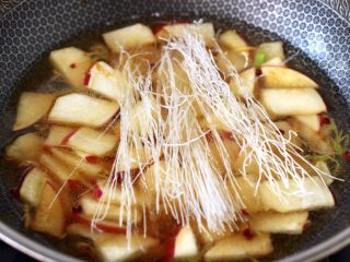 9、扇贝丁炖水萝卜,锅中倒入适量的清水，加入洗净的粉丝。