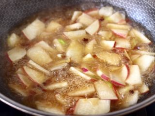 10、扇贝丁炖水萝卜,盖上锅盖大火烧开后，继续炖煮至水萝卜变得越来越透明时。