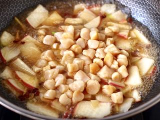 11、扇贝丁炖水萝卜,加入腌制好的扇贝丁。