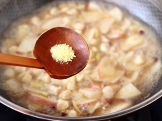 12、扇贝丁炖水萝卜,大火烧开，加入鸡精增加口感，不喜欢的也可以不加。