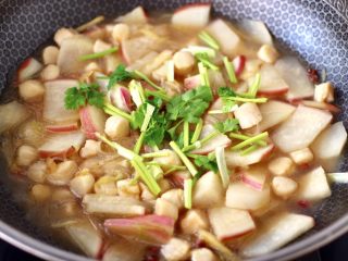 13、扇贝丁炖水萝卜,大火烧开后，撒上香菜段即可关火。