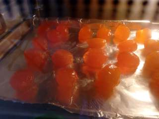 2、广式月饼~莲蓉蛋黄月饼,烤箱16O度烤5至8分钟。烤制出油蛋黄就会不沙，发Q，一定要注意时间蛋黄的状态。