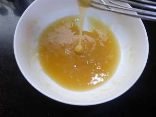 4、广式月饼~莲蓉蛋黄月饼,用手动打蛋器搅拌均匀，要水油充分乳化好，提起当初能成连续的流动状落下。