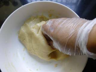 6、广式月饼~莲蓉蛋黄月饼, 压拌均匀成团。