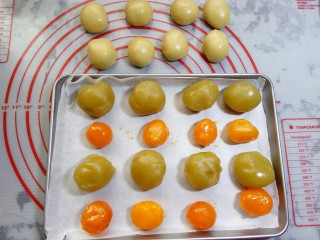 8、广式月饼~莲蓉蛋黄月饼, 馅、皮材料都称好，揉圆待用。