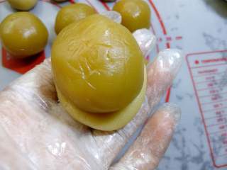 15、广式月饼~莲蓉蛋黄月饼,放上包好的馅料。