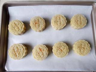 20、广式月饼~莲蓉蛋黄月饼,烤箱200度预热，准备烤制。月饼表面因为沾有少量面粉，用喷雾器喷微量水。