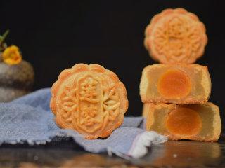 23、广式月饼~莲蓉蛋黄月饼,吃一口月饼，甜在心里。