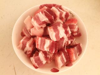 1、红烧鹌鹑蛋,把五花肉切成小块