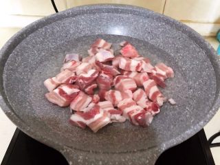 2、红烧鹌鹑蛋,五花肉焯水5分钟