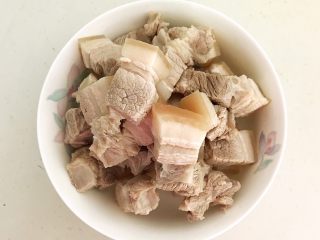 3、红烧鹌鹑蛋,把焯好的五花肉捞出来