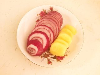 4、红烧鹌鹑蛋,圆葱切成小片，鲜姜切成小片