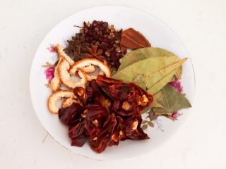 5、红烧鹌鹑蛋,准备辅料：香叶，干红辣椒，陈皮，花椒粒，桂皮，八角