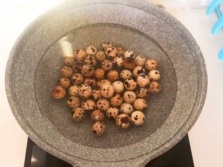 6、红烧鹌鹑蛋,鹌鹑蛋清洗干净，冷水下锅，烧开后煮10分钟