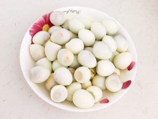 7、红烧鹌鹑蛋,把煮好的鹌鹑蛋捞出来，冷水过凉，给鹌鹑蛋剥皮