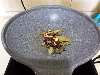 8、红烧鹌鹑蛋,炒锅烧热后加入1小勺玉米油，油烧热后加入所有辅料煸炒出香味