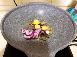 9、红烧鹌鹑蛋,加入圆葱和姜片