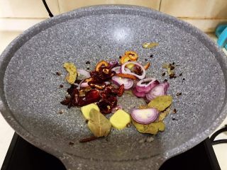 11、红烧鹌鹑蛋,炒制砂糖融化