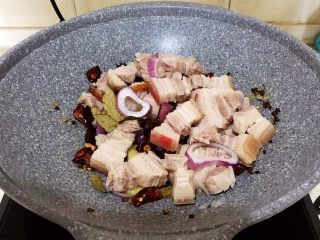 12、红烧鹌鹑蛋,加入五花肉