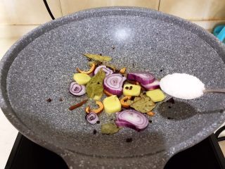 10、红烧鹌鹑蛋,煸炒出香味，加入白砂糖