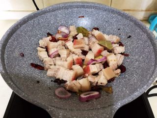 13、红烧鹌鹑蛋,翻炒2分钟