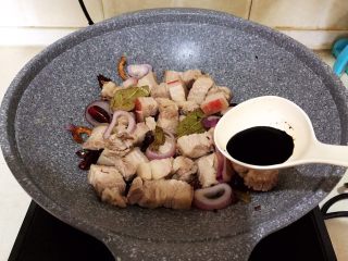 14、红烧鹌鹑蛋,加入料酒，半勺老抽和生抽