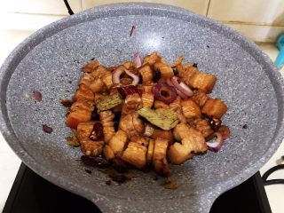 15、红烧鹌鹑蛋,翻炒2分钟