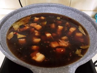 16、红烧鹌鹑蛋,加入开水，水量没过五花肉