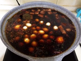 18、红烧鹌鹑蛋,中火烧20分钟后加入鹌鹑蛋，烧开后中火烧15分钟