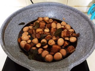 20、红烧鹌鹑蛋,翻炒均匀即可，红烧鹌鹑蛋做好了~