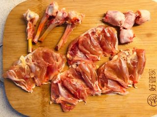 4、照烧鸡腿,剔完骨后剩下完整的鸡腿肉。