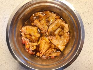 7、照烧鸡腿,把鸡腿肉浸入酱汁中。