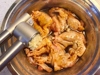 8、照烧鸡腿,加入适量蒜泥拌匀。