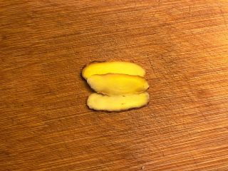 10、照烧鸡腿,切几片姜。
