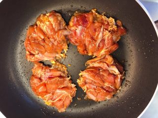 12、照烧鸡腿,放入鸡腿肉,鸡皮朝下,中火煎制2分钟。