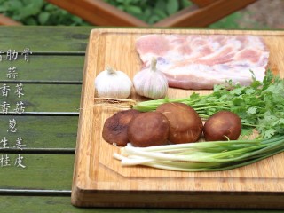 1、新加坡肉骨茶,准备食材。