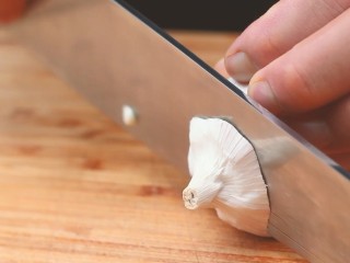 3、新加坡肉骨茶,蒜去头。