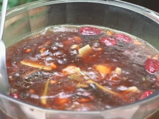 11、新加坡肉骨茶,煮开后加盐，继续煮。
