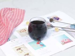 3、黑豆姜汤,汤里有点姜的辣味，还能接受，黑豆软软的~