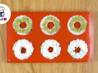 3、零难度寿司甜甜圈,米饭1碗加入寿司醋15ml搅拌均匀，将醋饭填入甜甜圈模具中五分满，将中间轻轻压凹，挤入一圈牛油果泥