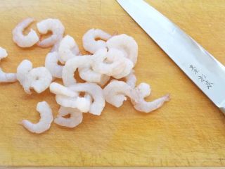 1、鲜虾馄饨,鲜虾去头去尾，剥壳后用牙签挑走背缝中的虾线。也可以用虾仁。
