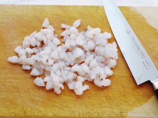 2、鲜虾馄饨,切成颗粒，或剁成虾泥。我喜欢颗粒的口感，所以就切成粒状了。