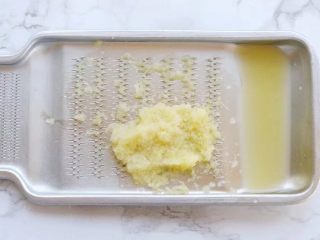 3、鲜虾馄饨,生姜擦成茸后，挤出姜汁备用。